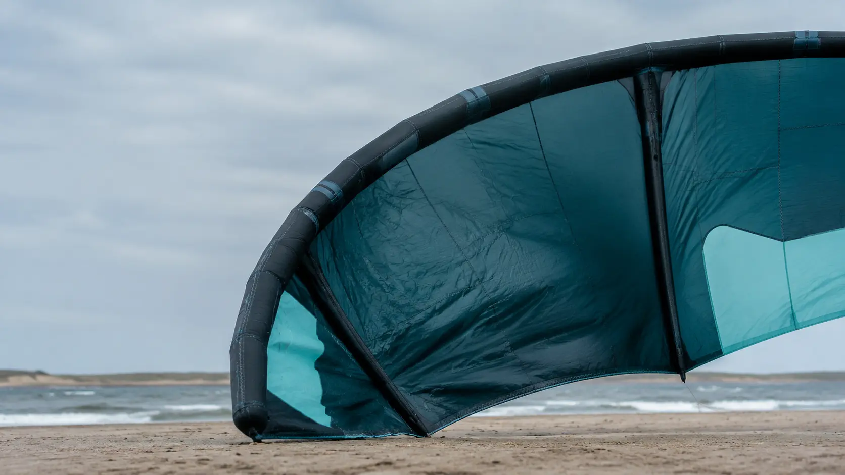 Nahaufnahme eines aufgepumpten Freeride-Kites am Strand